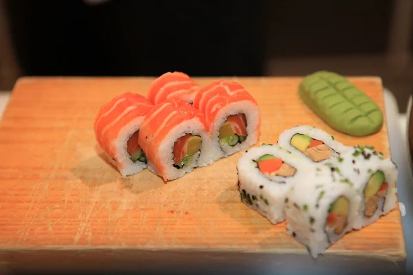 Sushi roll Vértes fából készült táblán — Stock Fotó