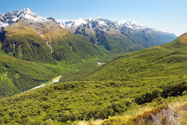 Beras lapangan dan bersalju Himalaya gunung di Nepal Beras lapangan dan bersalju Himalaya gunung di Nepal