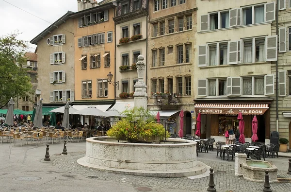 Kvadrat med en fontän i Genève, Schweiz — Stockfoto