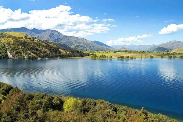 Landscape with lake in the south of New Zealand — Stock Photo, Image
