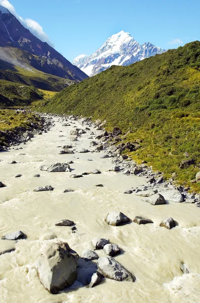 Mount Cook (  Aoraki ) and river flowing from glacier — Stock Photo, Image