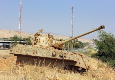 eski İsrail tankı yok etti.