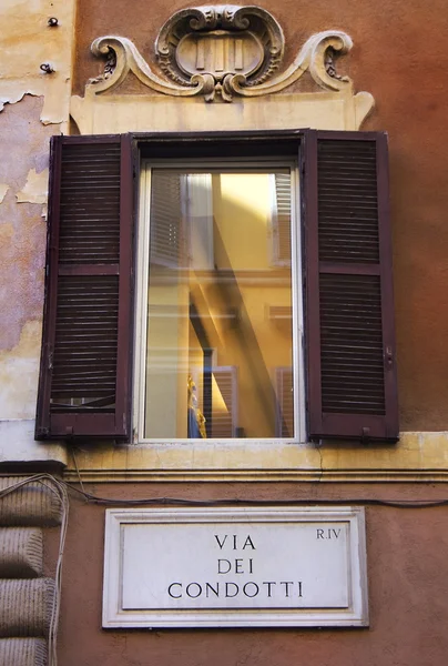 Fenêtre avec volets sur la rue Via del Condotti, Rome, Italie — Photo