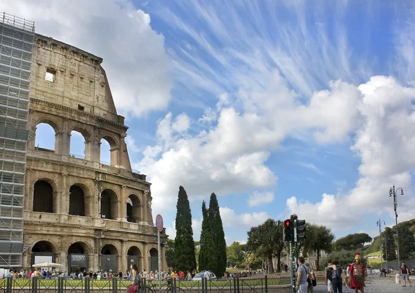 Toeristen in de verwoeste van het colosseum — Stockfoto