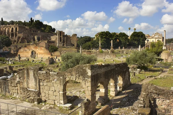 Ruínas do famoso antigo Fórum Romano, Roma, Itália — Fotografia de Stock