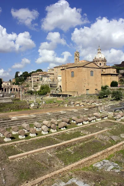 Ruínas do famoso antigo Fórum Romano, Roma, Itália — Fotografia de Stock