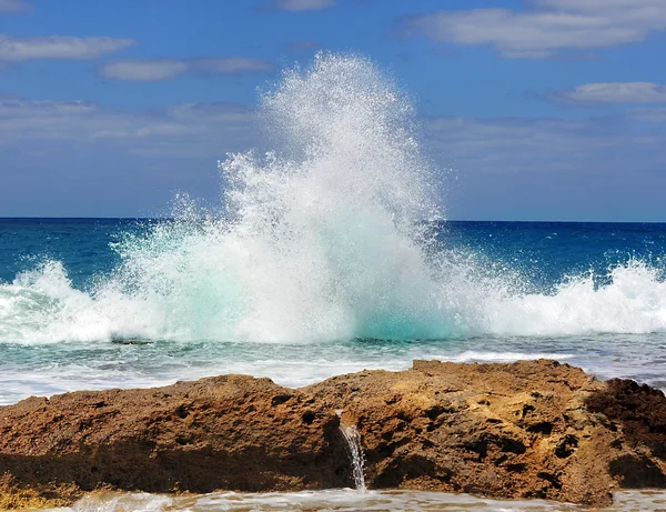 Les vagues de la mer s'écrasent contre les rochers — Photo