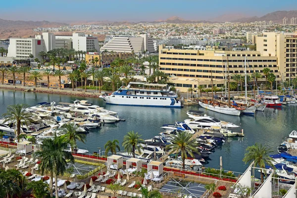 Kızıldeniz 'deki popüler tatil beldesindeki liman, demirlemiş yatlar, botlar ve modern otellerin manzarası - İsrail' in Eilat 'ı