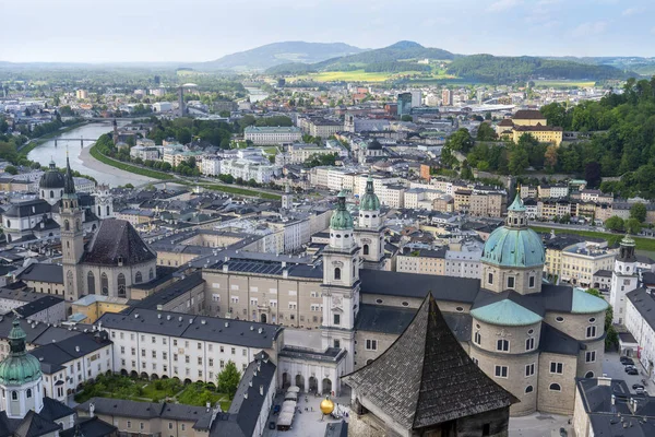 Panoramiczny Widok Zabytkowe Miasto Salzburg Piękną Rzeką Salzach Salzburskiej Katedry — Zdjęcie stockowe