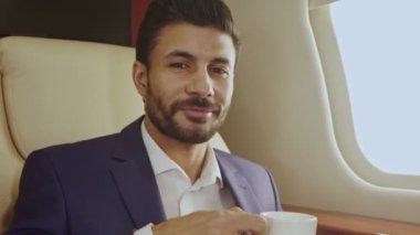 Özel jette kahve içen iş adamının portresi. Yavaş çekim.