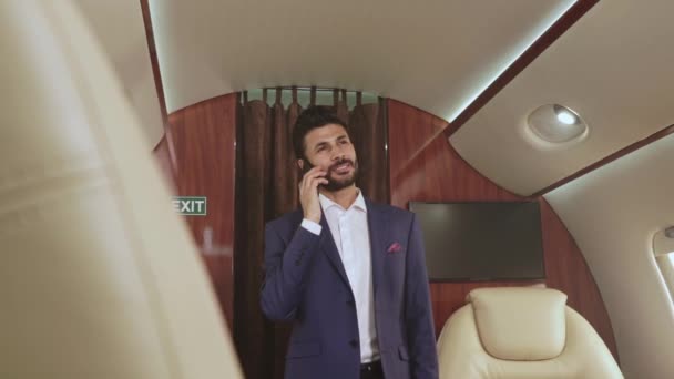Человек Стоящий Частном Самолете Разговаривающий Телефону — стоковое видео