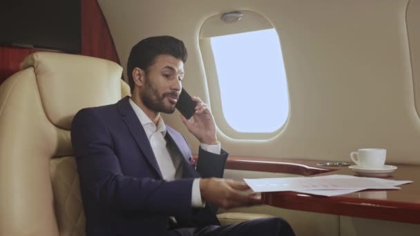 Biznesmen Rozmawiający Przez Telefon Prywatnym Odrzutowcem — Wideo stockowe