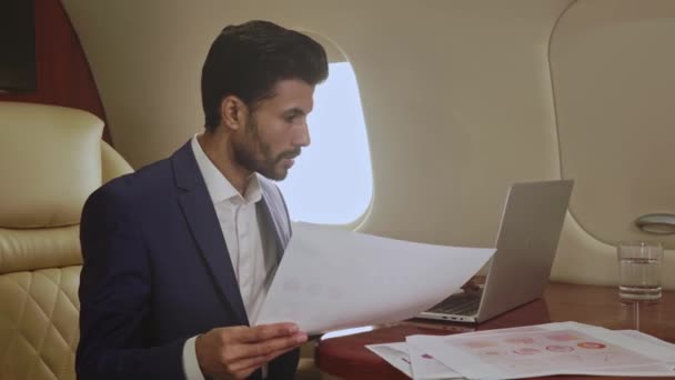 Empresario Trabajando Con Documentos Laptop Jet Privado — Vídeos de Stock