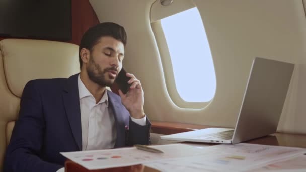 Бизнесмен Летит Частном Самолете Серьезно Разговаривает Телефону — стоковое видео