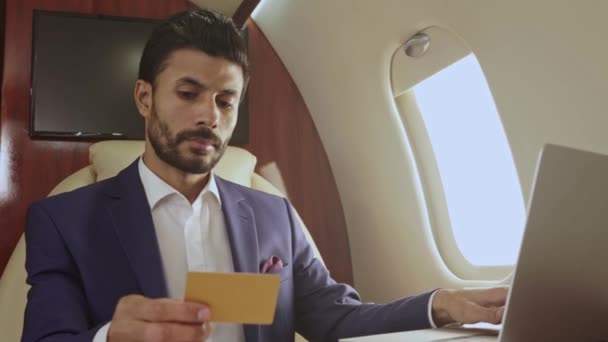 Человек Делает Онлайн Оплату Используя Кредитную Карту Сидя Самолете — стоковое видео