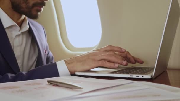 Człowiek Pracujący Laptopem Samolocie Zbliżenie — Wideo stockowe