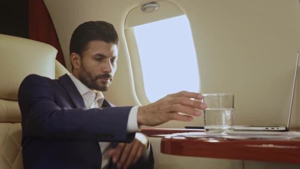 Бизнесмен Сидящий Самолете Пьющий Воду Стекла — стоковое видео