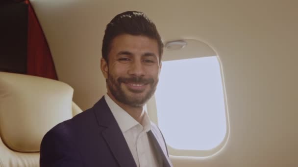 Счастливый Улыбающийся Бизнесмен Сидит Самолете Смотрит Окно Слоумоция — стоковое видео