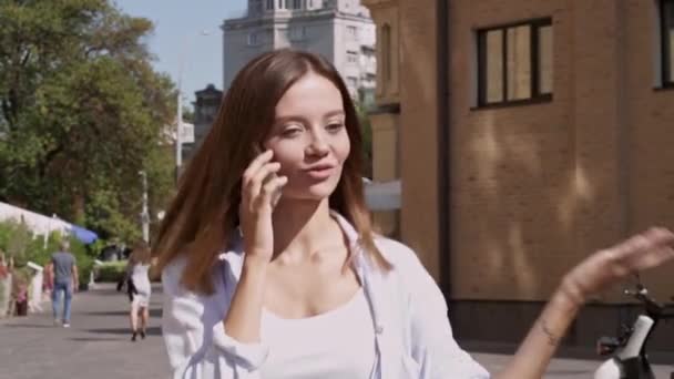 Usmívající Šťastná Mladá Žena Kráčející Ulici Mluvení Mobilním Telefonu Kácení — Stock video