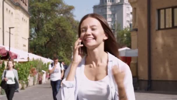 Femme Heureuse Excitée Marchant Dans Rue Parlant Téléphone Bonne Nouvelle — Video