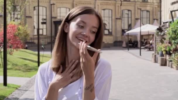 Jolie Jeune Femme Marchant Dans Rue Parler Sur Smartphone Enregistrer — Video