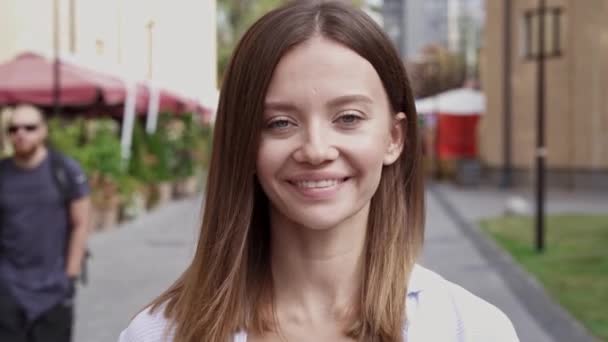 Gros Plan Portrait Une Jeune Femme Joyeuse Debout Dans Rue — Video
