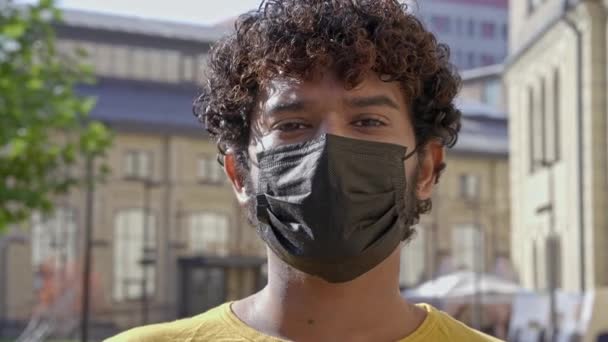 Porträt Eines Jungen Mannes Mit Schwarzer Schutzmaske Auf Der Straße — Stockvideo