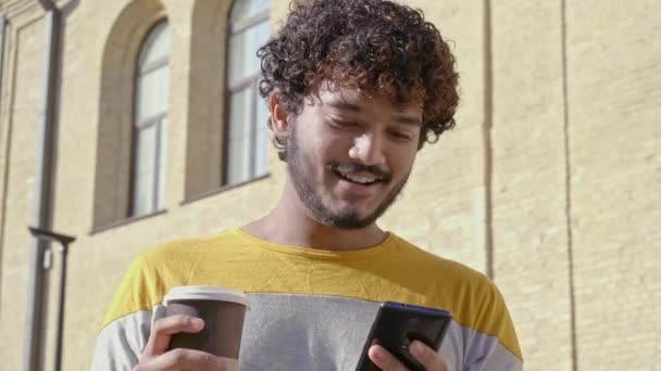 Портрет Позитивної Людини Тримає Чашку Кави Використовує Мобільний Телефон Зовні — стокове відео