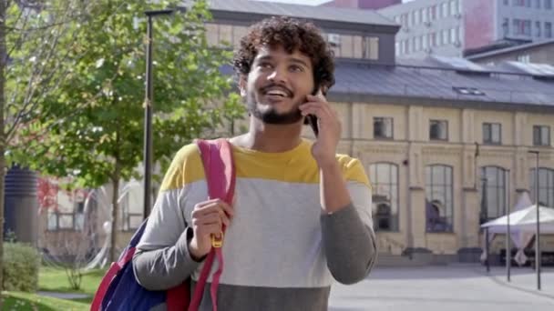 Jonge Man Loopt Straat Positief Praten Mobiele Telefoon Het Opnemen — Stockvideo