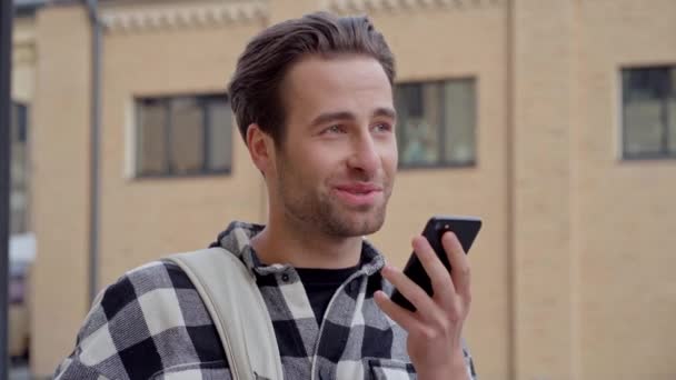 Jeune Homme Tenant Téléphone Portable Parlant Enregistrement Message Vocal — Video