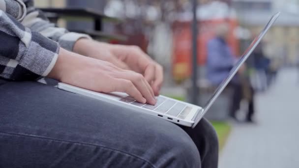 Imágenes Cerca Manos Masculinas Escribiendo Teclado Del Portátil — Vídeos de Stock