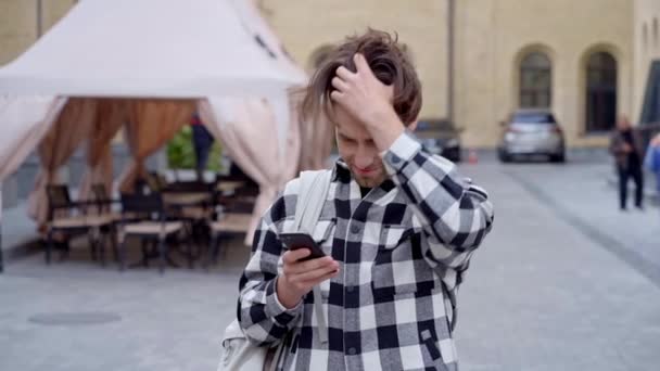 Chlápek Stojící Ulici Držící Mobilní Telefon Česat Vlasy Usmívat Dívat — Stock video