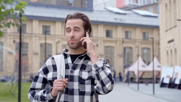 Jeune Homme Marchant Dans Rue Parlant Sur Téléphone Portable Mouvement — Video