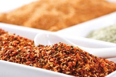 Doğu baharatları kasede, yakın çekim.