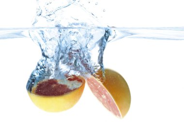 Suyun içinde greyfurt yarıları. Sudaki turunçgil