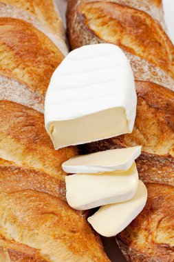 Dilimlenmiş peynir ve baget, üst manzara, yakın çekim.
