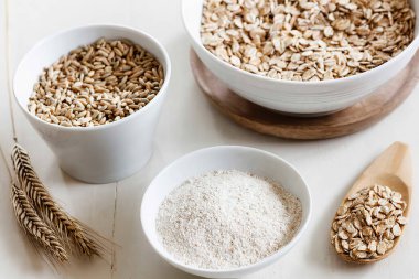 Mısır gevreğini kaseye koy, kapat..