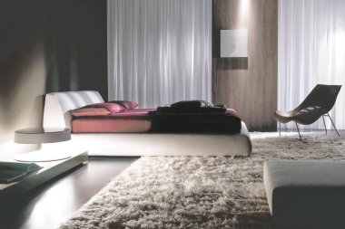 Modern lüks yatak odasının iç dekorasyonu asgari düzeyde