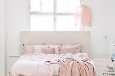 Pembe renkli modern lüks yatak odası.