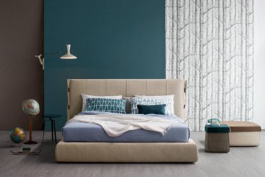 Modern lüks yatak odasının iç dekorasyonu asgari düzeyde