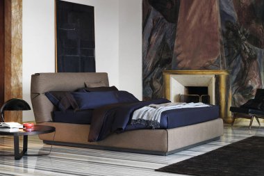 Modern lüks yatak odasının iç dekorasyonu asgari düzeyde