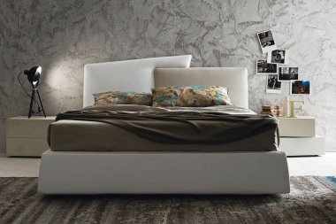 Modern lüks yatak odasının iç dekorasyonu asgari düzeyde