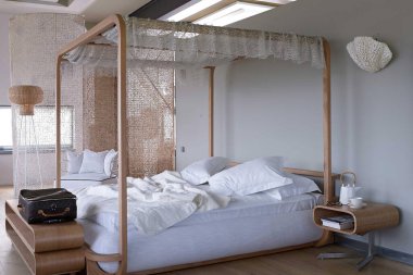 Modern lüks yatak odasının iç dekorasyonu asgari düzeyde