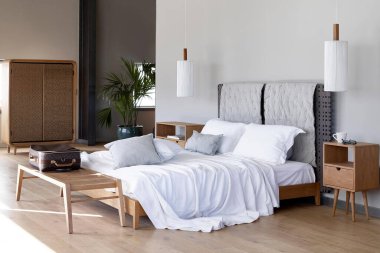 Modern lüks yatak odasının iç dekorasyonu asgari düzeyde