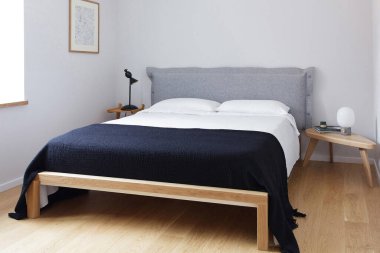 Modern lüks yatak odasının iç dekorasyonu asgari düzeyde