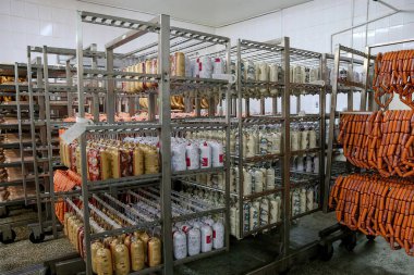 Sosis ürünleriyle dolu depo.