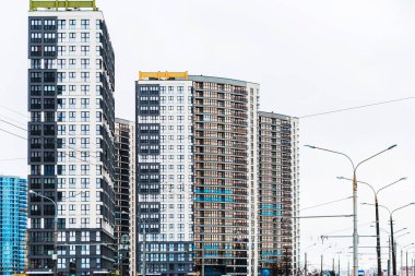 Modern şehirde yeni binalar. Modern bir şehir manzarası. Yeni yerleşim olmayan konut