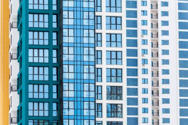 Yeni, çok katlı, ıssız bir evi kapatın.