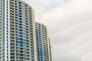 Modern şehirde yeni binalar. Modern bir şehir manzarası. Yeni yerleşim olmayan konut