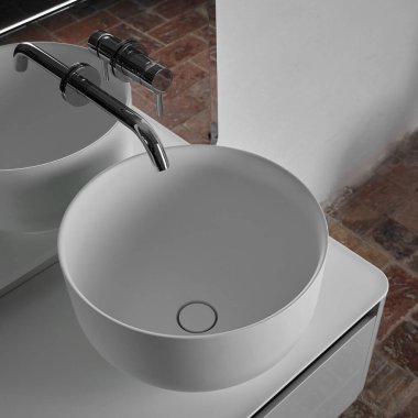 Lavaboda lavabo, modern banyo içi, yukarıdan manzara.